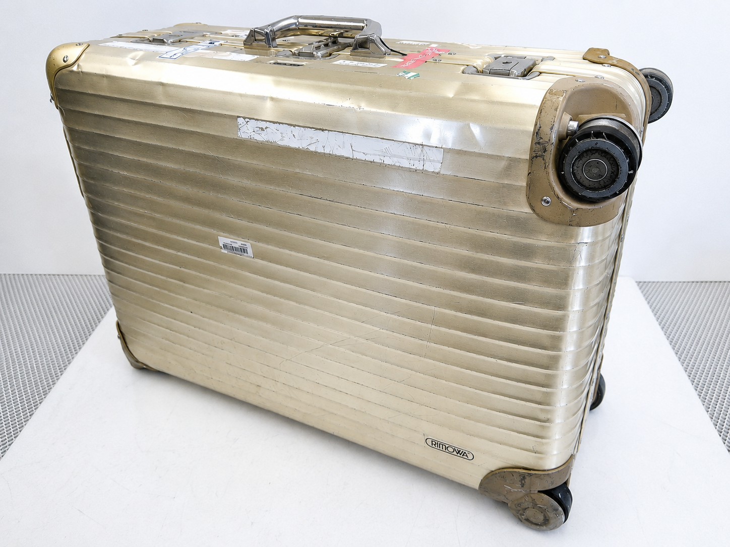 リモワ　RIMOWA 純正キャスター　ゴールド RIMOWA・リモワ スーツケースの双輪キャスター交換｜調布市 | スーツ