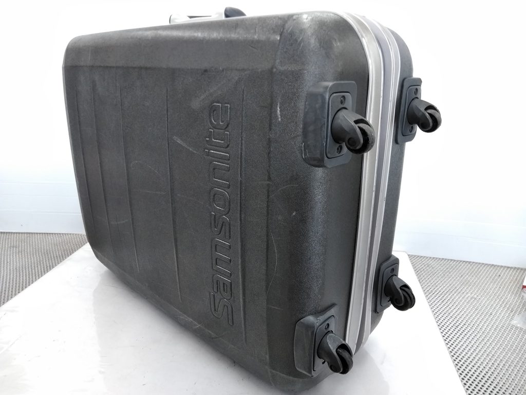 ACE製サムソナイト スーツケース タイヤ修理前