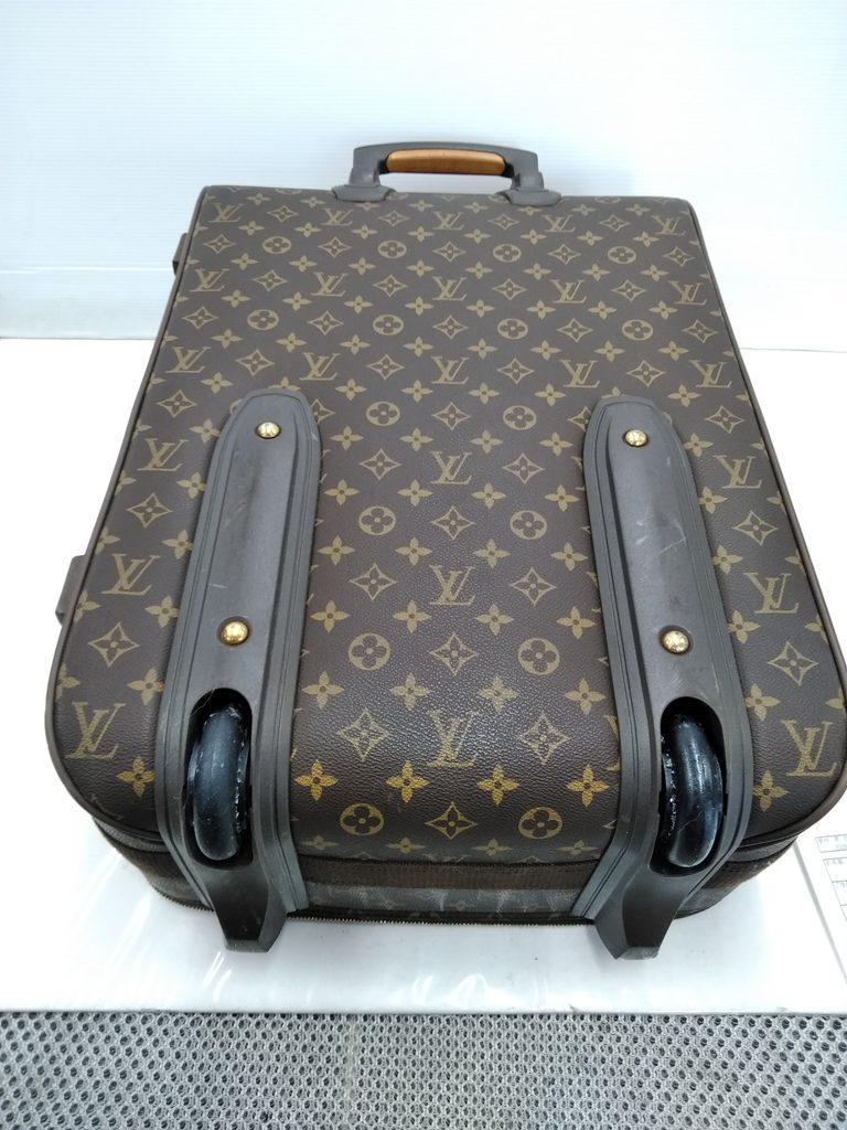 Louis Vuittonスーツケースの2輪タイヤ交換修理前